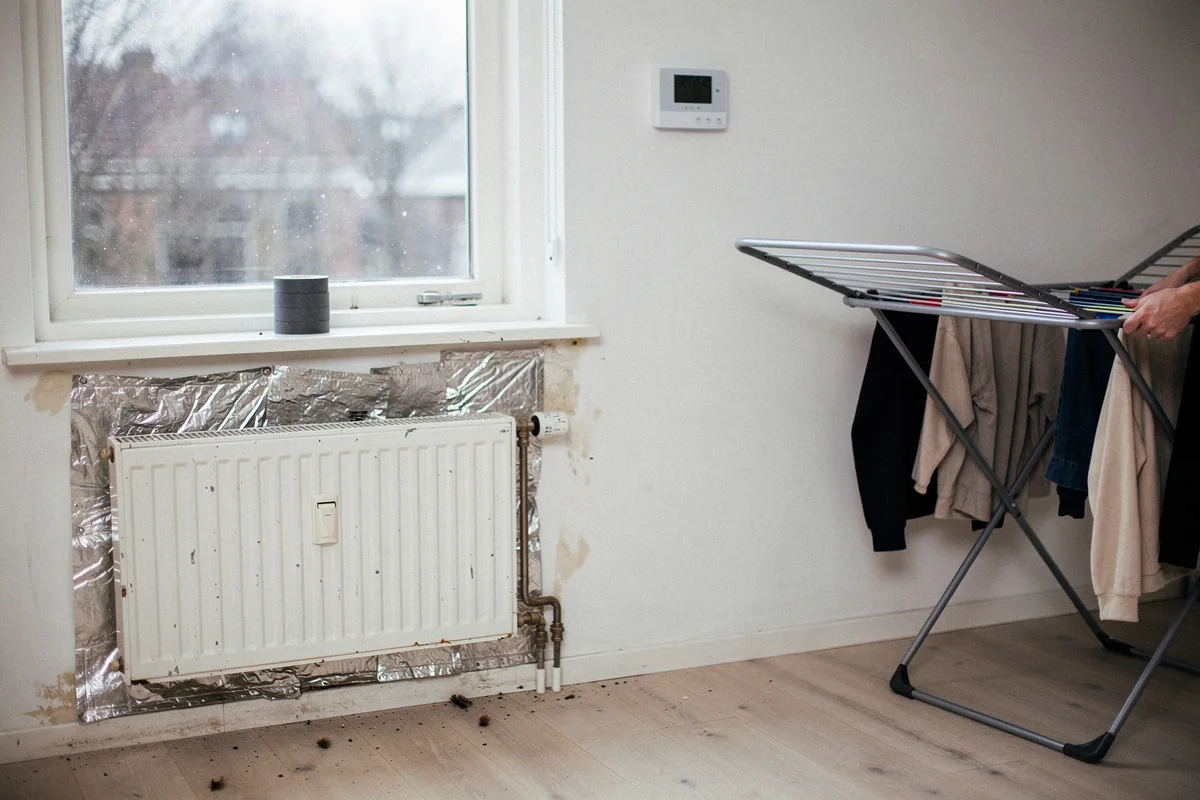 Zo bespaar je flink op je verwarmingskosten met 5 euro aan rubbertape (en een paar slimme gewoontes)